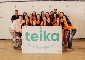 Paula Leiton entrena junto a las jugadoras del Club Waterpolo Turia de la mano de Teika