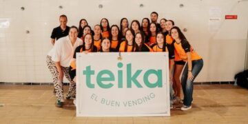 Paula Leiton entrena junto a las jugadoras del Club Waterpolo Turia de la mano de Teika