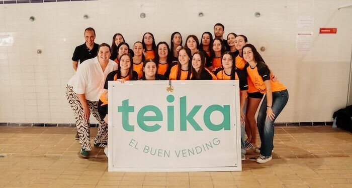 Paula Leiton entrena junto a las jugadoras del Club Waterpolo Turia de la mano de Teika