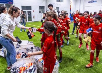 Teika y el Valencia CF Femenino entregaron juguetes y material del club a niños y niñas de las escuelas deportivas afectadas por la DANA