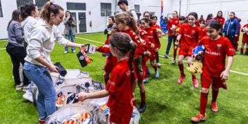 Teika y el Valencia CF Femenino entregaron juguetes y material del club a niños y niñas de las escuelas deportivas afectadas por la DANA
