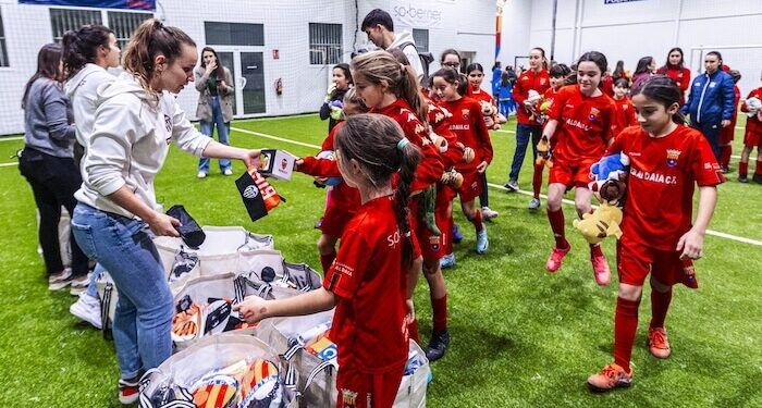 Teika y el Valencia CF Femenino entregaron juguetes y material del club a niños y niñas de las escuelas deportivas afectadas por la DANA