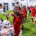 Teika y el Valencia CF Femenino entregaron juguetes y material del club a niños y niñas de las escuelas deportivas afectadas por la DANA