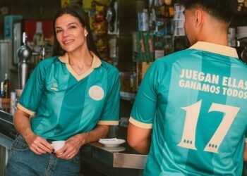 Teika lanza una camiseta de fútbol diseñada por GAMBEA cuyos beneficios irán destinados a seguir dando visibilidad al deporte femenino