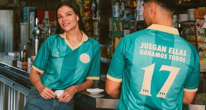 Teika lanza una camiseta de fútbol diseñada por GAMBEA cuyos beneficios irán destinados a seguir dando visibilidad al deporte femenino