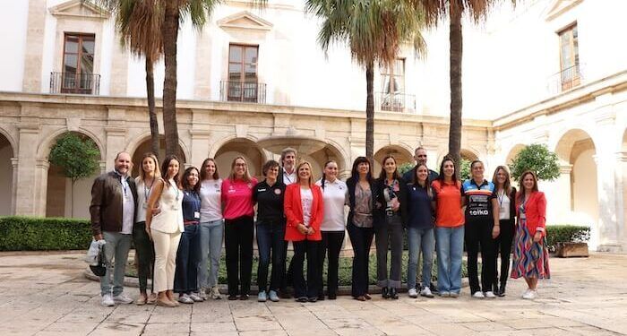 Teika presentó su apuesta por el deporte femenino ‘Juegan ellas, ganamos todos’ a la ministra de Igualdad