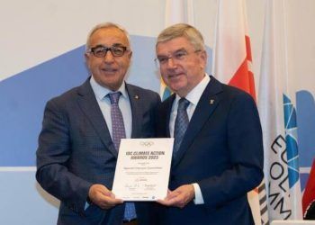 Thomas Bach entrega el Premio Acción Climática x Viajes Sostenibles al presidente del COE