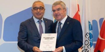 Thomas Bach entrega el Premio Acción Climática x Viajes Sostenibles al presidente del COE