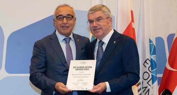 Thomas Bach entrega el Premio Acción Climática x Viajes Sostenibles al presidente del COE