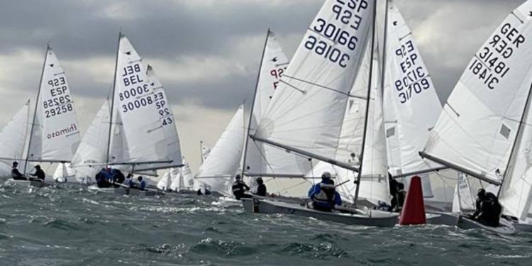 Hens y Tinoco, nuevos líderes del Trofeo Armada de Snipe en el Mar Menor