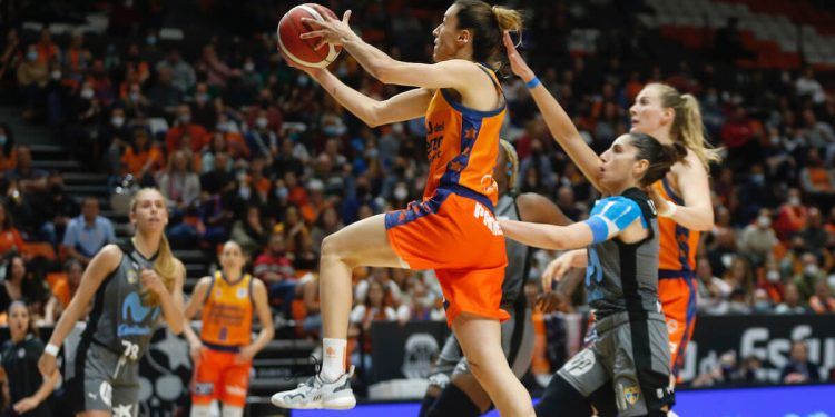 Valencia tumba a Estudiantes y se cita en semifinales con Girona