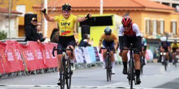 Valeria Valgonen, primera líder de la Copa de España de Féminas Cofidis tras vencer en Noja