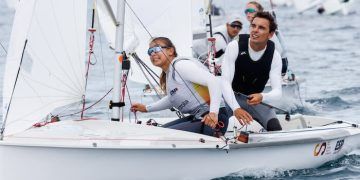 Jordi Xammar y Marta Cardona se alzaron líderes del Mundial de 470 en Enoshima