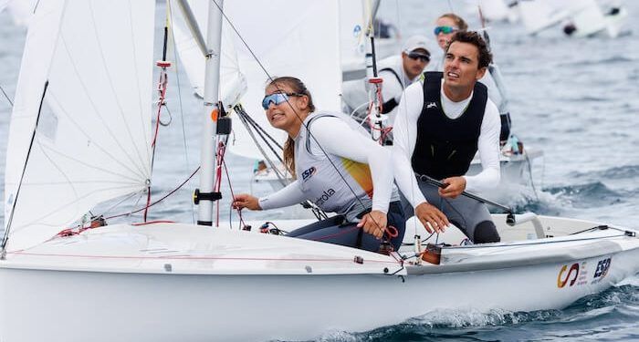 Jordi Xammar y Marta Cardona se alzaron líderes del Mundial de 470 en Enoshima