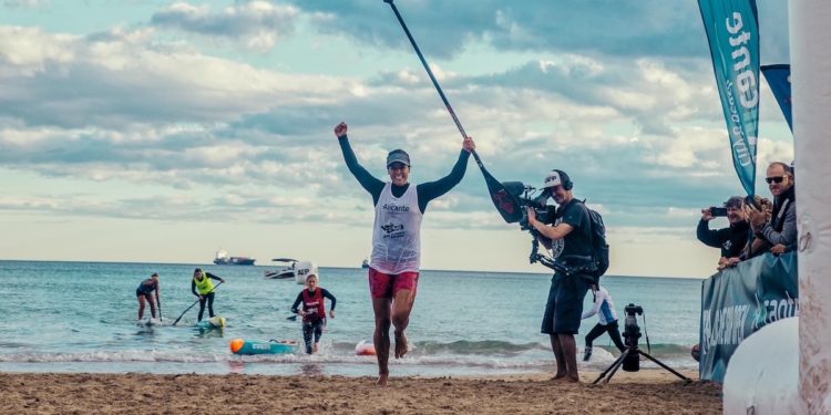 Brillante debut de Alba Alonso Frey en el circuito mundial APP World Tour de SUP Race