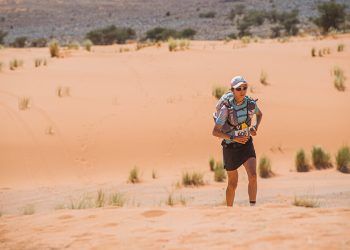 Anna Comet, imparable, corona la temida etapa larga del Marathon des Sables 2022