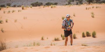 Anna Comet, imparable, corona la temida etapa larga del Marathon des Sables 2022