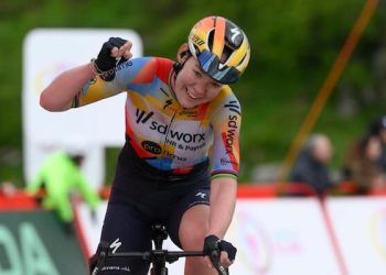 Anna van der Breggen y Paula Blasi pusieron el punto de emoción en Les Praeres en La Vuelta