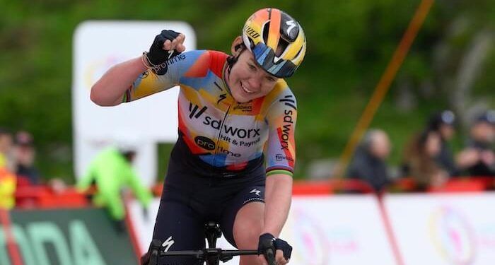 Anna van der Breggen y Paula Blasi pusieron el punto de emoción en Les Praeres en La Vuelta