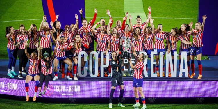 El Atlético alza la Copa de la Reina tras la tanda de penaltis