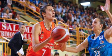 Perfumerías Avenida refuerza su liderato imponiéndose a Valencia Basket