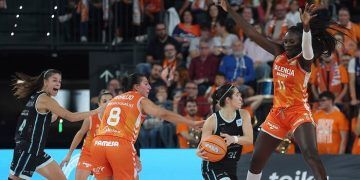 Awa Fam tomó el mando en el triunfo de Valencia Basket ante IDK en el Roig Arena