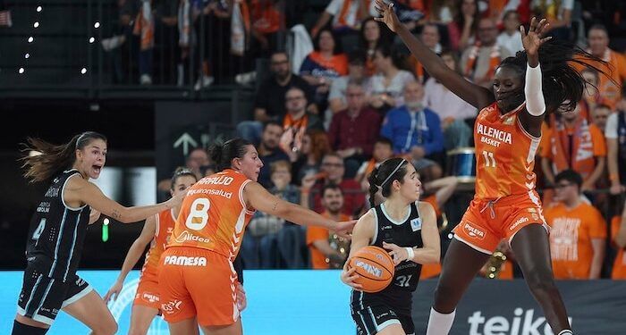 Awa Fam tomó el mando en el triunfo de Valencia Basket ante IDK en el Roig Arena