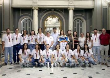 El Valencia CH recibió un reconocimiento del Ayuntamiento de València por su ascenso a Liga Iberdrola de hockey