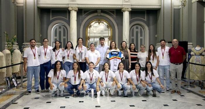 El Valencia CH recibió un reconocimiento del Ayuntamiento de València por su ascenso a Liga Iberdrola de hockey