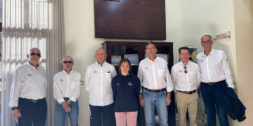 Insignia de oro del Real Club Marítimo de Melilla a Azul Sánchez