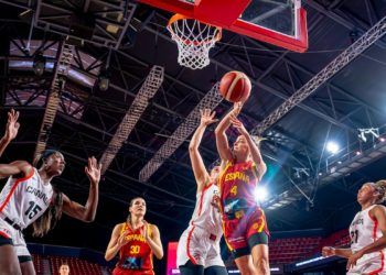 España construyó desde la defensa un triunfo ante Canadá