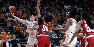 Valencia Basket se adjudicó un igualado partido ante Casademont Zaragoza en Euroliga