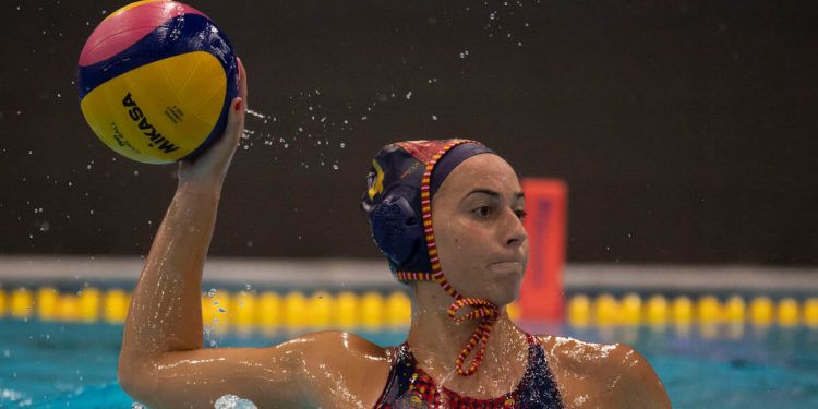 España resuelve con solvencia ante una aguerrida Francia