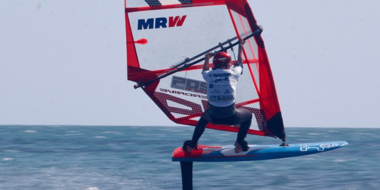 Blanca Alabau se convierte en la mujer más rápida del mundo en WindFoil en mar abierto