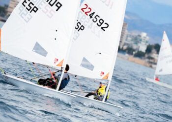 Blanca Ferrando (ILCA 4) y Leya Seguí (WingFoil), triunfadoras de la Olympic Week de Alicante