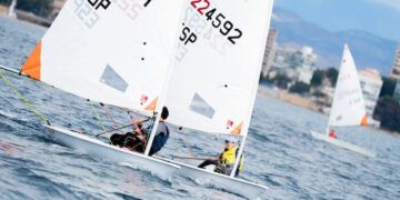 Blanca Ferrando (ILCA 4) y Leya Seguí (WingFoil), triunfadoras de la Olympic Week de Alicante
