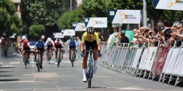 Sophie Sammons se impuso en la carrera élite-sub’23 del VII Trofeo Femenino de Estella