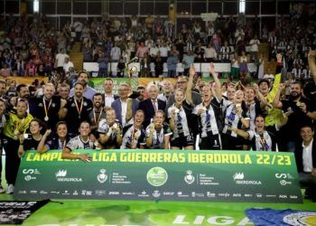 Costa del Sol Málaga alza al cielo el título de liga