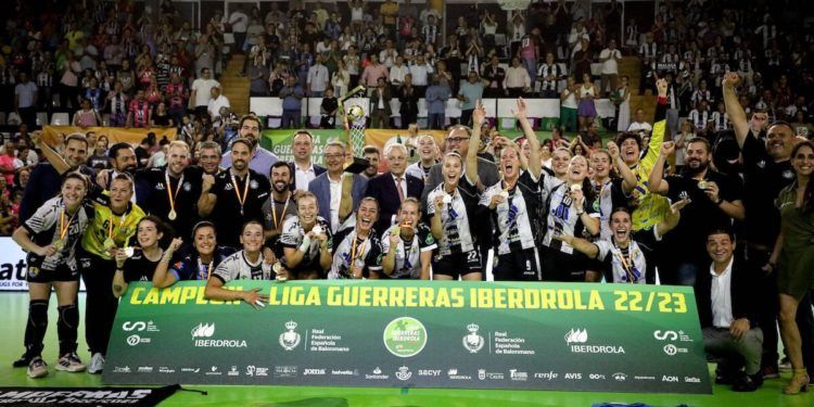 Costa del Sol Málaga alza al cielo el título de liga