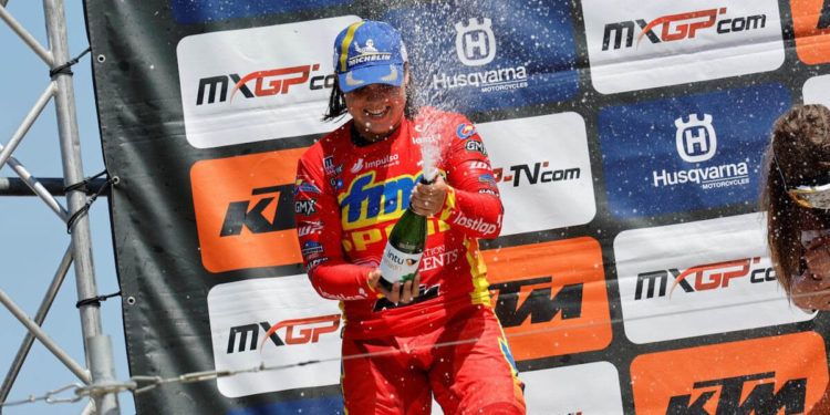 Daniela Guillén enamora al mundo del motocross