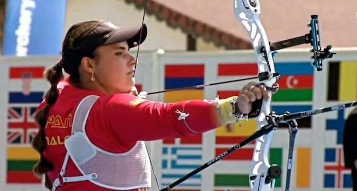 Elia Canales se adjudicó una plata y un bronce, en categoría mixta, en el Europeo de tiro con arco