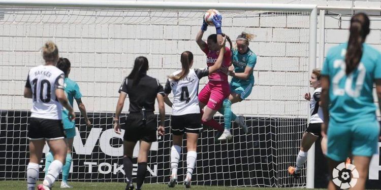 Enith sella su portería, el Valencia certifica la permanencia y el Madrid se complica Europa