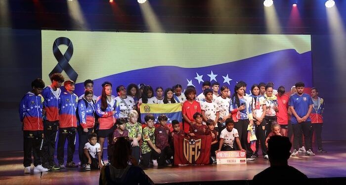 Luces, cámara y acción para el inicio del torneo de futsal de la Costa Blanca Cup 2026