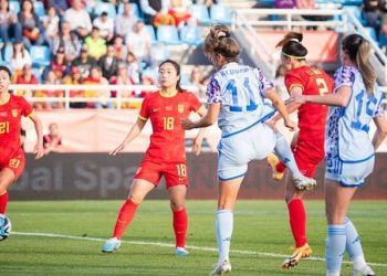 España resuelve con victoria ante China
