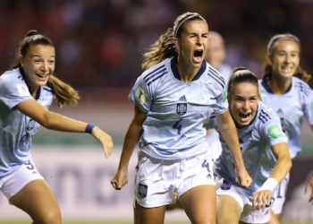España arrolla a Costa Rica