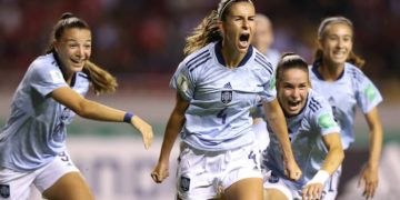 España arrolla a Costa Rica