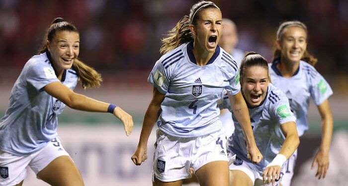 España arrolla a Costa Rica