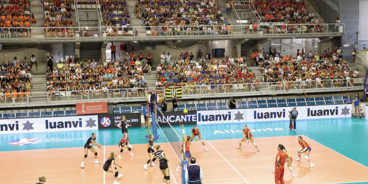 España doblega a Dinamarca y celebra en Alicante la clasificación para el Europeo