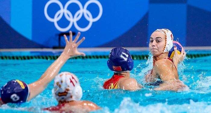 España zarandeó a Francia en el debut en París