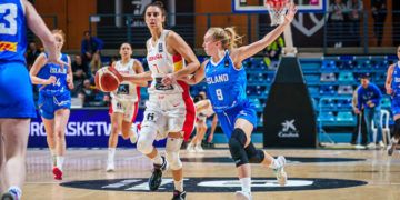 Una España de récord tritura a Islandia